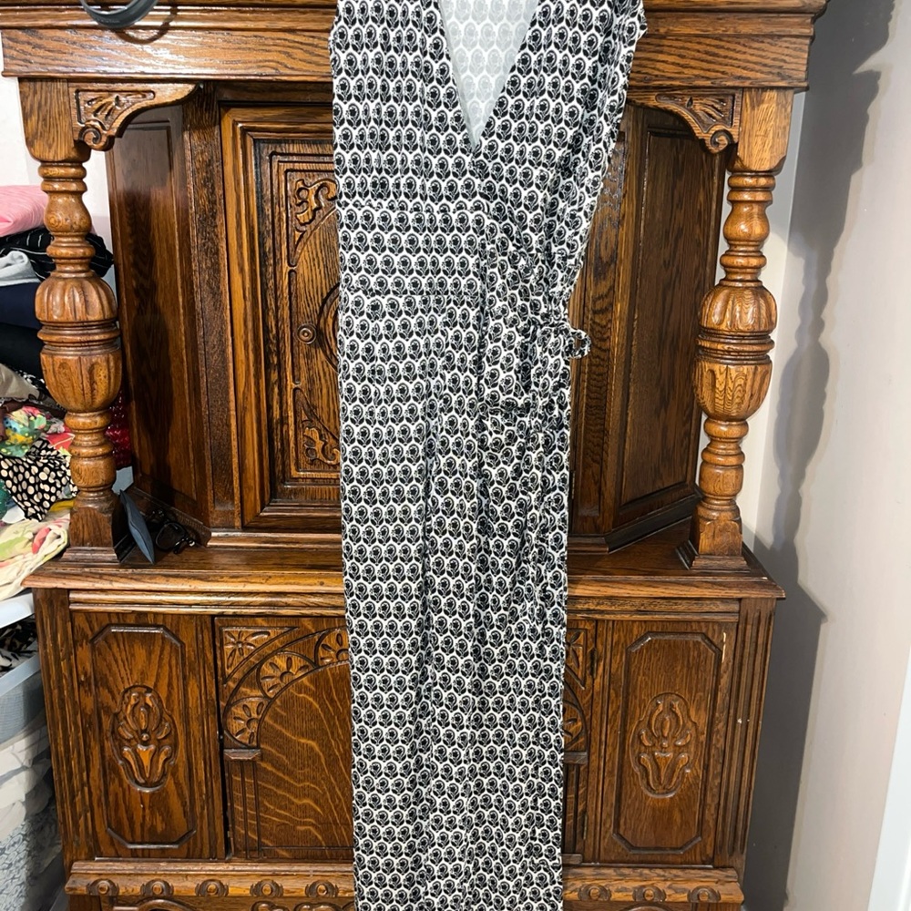Diane von Furstenberg Black and White Patterned jumpsuit 100% silk